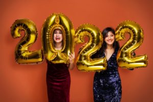 friends with 2022 new year’s balloons  
